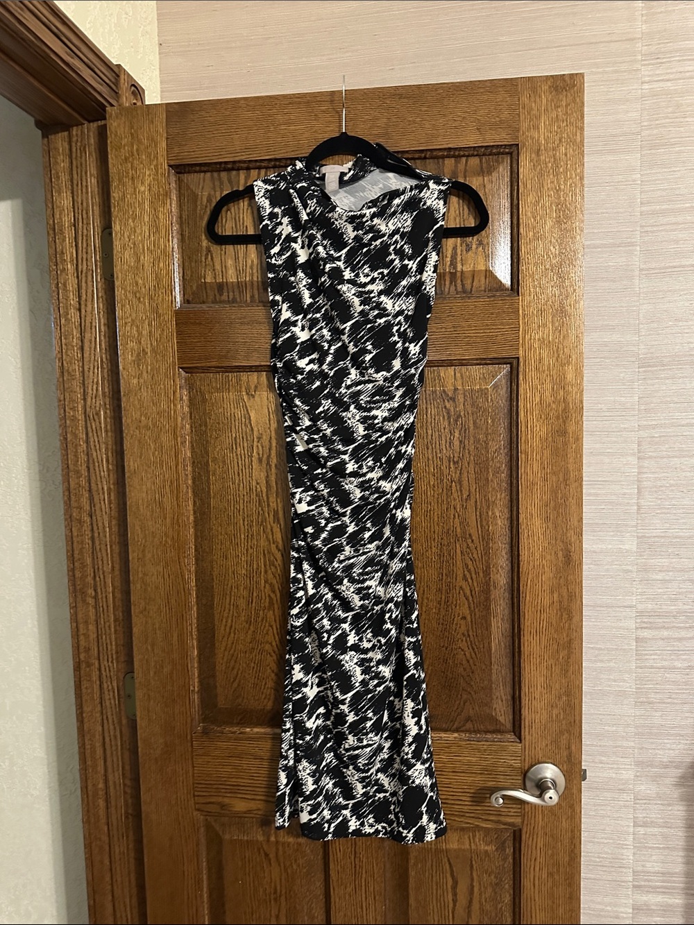 H&M Black & White Sleeveless Midi Dress